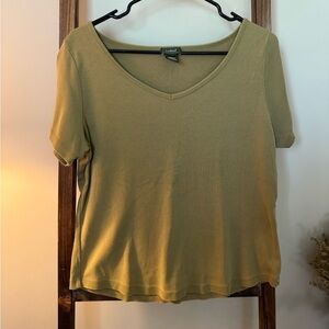Women’s L.L. Bean 100% Cotton V-Neck Shirt – Medium